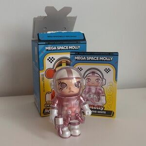 POP MART MEGA SPACE MOLLY SERIES 4 SMITTEN LOVE - WHITE